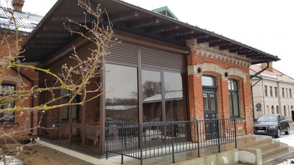 Smiltenes domes ēkas rekonstrukcija. Arhitektūra - Laila Biseniece, Astrīda Kroģere, būvkonstrukcijas - Daneks Diks